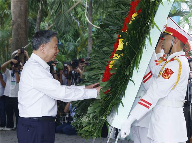 Tổng Bí thư, Chủ tịch nước Tô Lâm dâng hoa tưởng niệm Tổng Bí thư Trần Phú. Ảnh: Thống Nhất – TTXVN