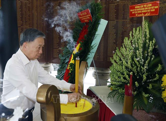 Tổng Bí thư, Chủ tịch nước Tô Lâm dâng hương tại Nhà bia tưởng niệm các Anh hùng liệt sĩ. Ảnh: Thống Nhất – TTXVN