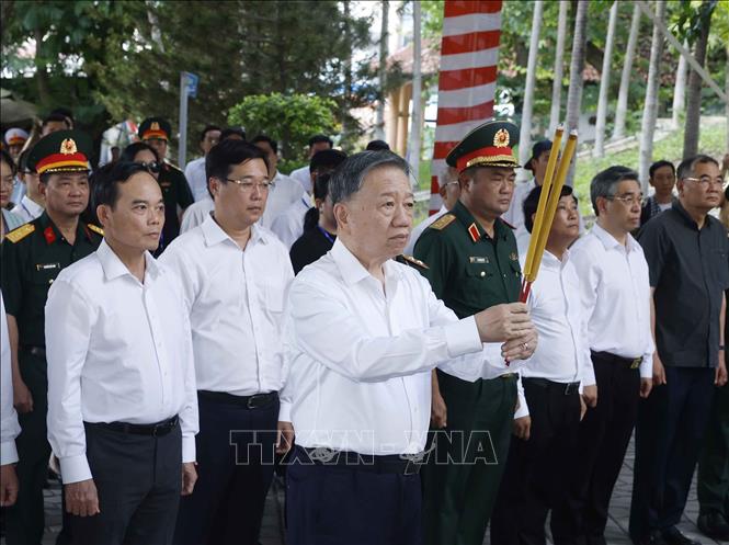 Tổng Bí thư, Chủ tịch nước Tô Lâm và các đại biểu dâng hương tưởng niệm Tổng Bí thư Trần Phú. Ảnh: Thống Nhất – TTXVN