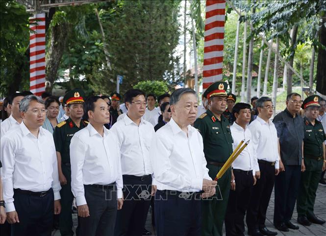Tổng Bí thư, Chủ tịch nước Tô Lâm và các đại biểu dâng hương tưởng niệm Tổng Bí thư Trần Phú. Ảnh: Thống Nhất – TTXVN