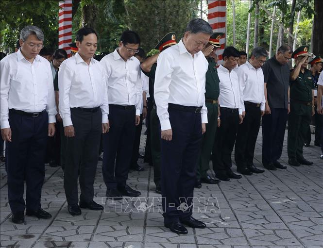 Tổng Bí thư, Chủ tịch nước Tô Lâm và các đại biểu tưởng niệm Tổng Bí thư Trần Phú. Ảnh: Thống Nhất – TTXVN