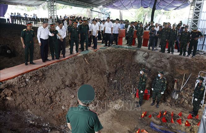 Tổng Bí thư, Chủ tịch nước Tô Lâm đến thị sát khu vực các lực lượng chức năng đang ngày đêm tìm kiếm, quy tập hài cốt liệt sĩ tại Công viên Lê Thị Riêng. Ảnh: Thống Nhất – TTXVN