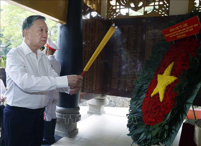 Tổng Bí thư, Chủ tịch nước Tô Lâm dâng hương tại Nhà bia tưởng niệm các Anh hùng liệt sĩ. Ảnh: Thống Nhất – TTXVN