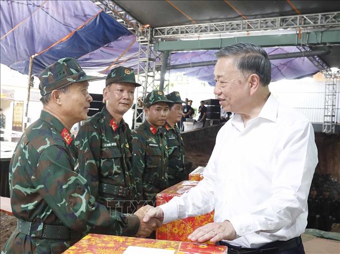 Tổng Bí thư, Chủ tịch nước Tô Lâm thăm hỏi, tặng quà cho các lực lượng chức năng đang ngày đêm tìm kiếm, quy tập hài cốt liệt sĩ tại Công viên Lê Thị Riêng. Ảnh: Thống Nhất – TTXVN