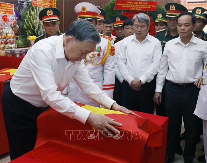 Tổng Bí thư, Chủ tịch nước Tô Lâm thực hiện nghi thức tại Nhà quàn hài cốt các liệt sĩ. Ảnh: Thống Nhất – TTXVN