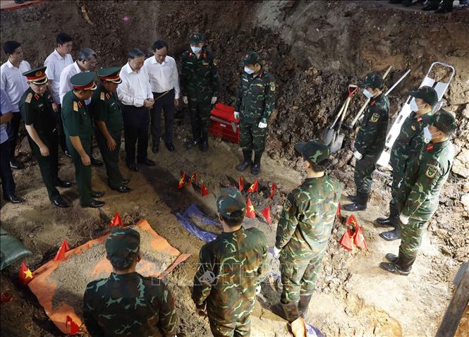 Tổng Bí thư, Chủ tịch nước Tô Lâm đến thị sát khu vực các lực lượng chức năng đang ngày đêm tìm kiếm, quy tập hài cốt liệt sĩ tại Công viên Lê Thị Riêng. Ảnh: Thống Nhất – TTXVN
