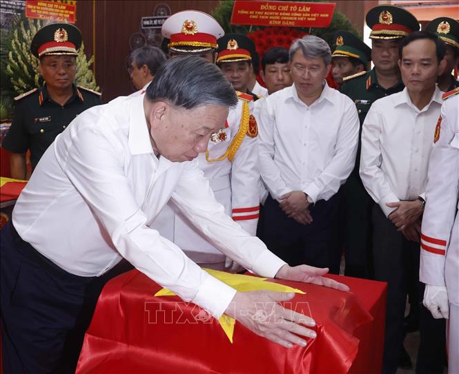 Tổng Bí thư, Chủ tịch nước Tô Lâm thực hiện nghi thức tại Nhà quàn hài cốt các liệt sĩ. Ảnh: Thống Nhất – TTXVN