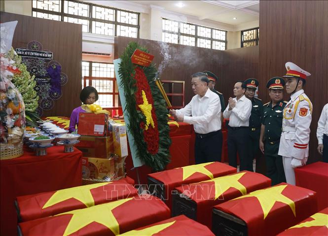 Tổng Bí thư, Chủ tịch nước Tô Lâm dâng hương tưởng niệm, tri ân các Anh hùng liệt sĩ. Ảnh: Thống Nhất – TTXVN