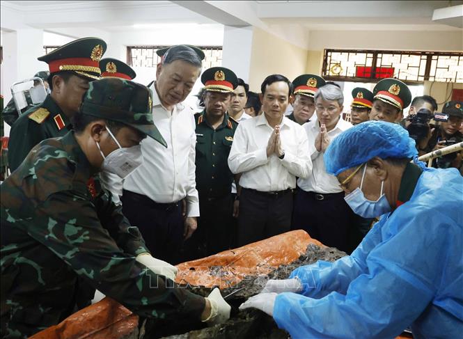 Tổng Bí thư, Chủ tịch nước Tô Lâm kiểm tra công tác tìm kiếm, quy tập hài cốt liệt sĩ tại Công viên Lê Thị Riêng. Ảnh: Thống Nhất – TTXVN