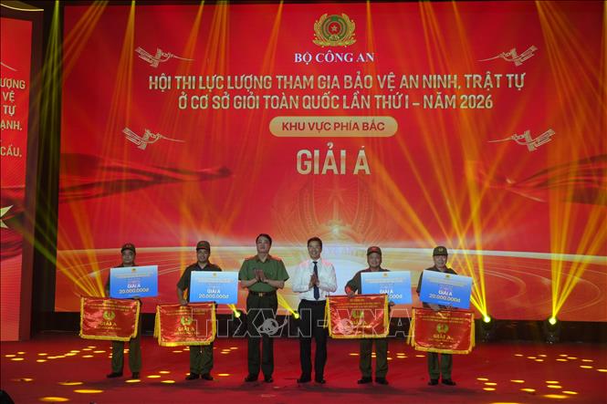 Bốn đội thi xuất sắc giành giải A Hội thi lực lượng tham gia bảo vệ an ninh, trật tự ở cơ sở giỏi toàn quốc lần thứ Nhất, năm 2026 - khu vực phía Bắc. Ảnh: Việt Hoàng - TTXVN 