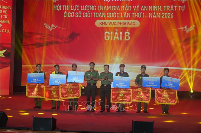 Sáu đội thi xuất sắc giành giải B Hội thi lực lượng tham gia bảo vệ an ninh, trật tự ở cơ sở giỏi toàn quốc lần thứ Nhất, năm 2026 - khu vực phía Bắc. Ảnh: Việt Hoàng - TTXVN  