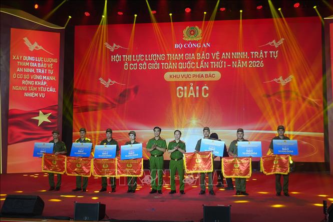 Ban tổ chức trao 7 giải C cho 7 đội thi. Ảnh: Việt Hoàng - TTXVN  