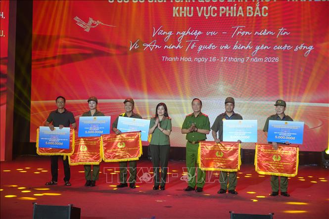 Ban Tổ chức trao 5 giải phụ cho 5 đội thi. Ảnh: Việt Hoàng - TTXVN  