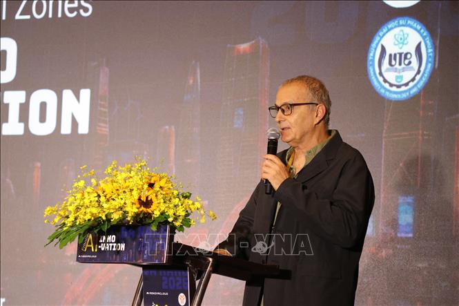 Các chuyên gia công nghệ giới thiệu xu hướng phát triển điện toán đám mây và trí tuệ nhân tạo tại Hội nghị Công nghệ cấp cao được tổ chức ở thành phố Đà Nẵng. Ảnh: Khoa Chương - TTXVN