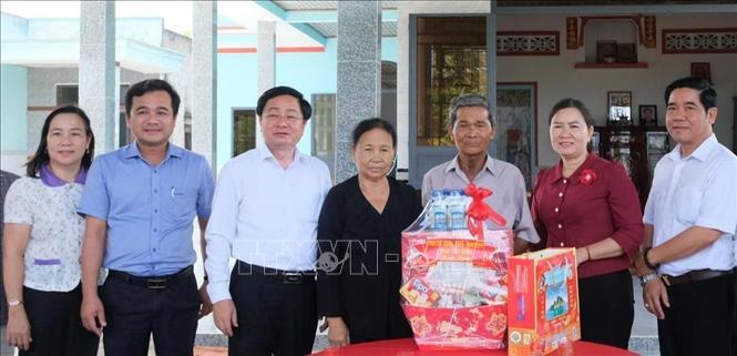 Bí thư Tỉnh ủy Tây Ninh Nguyễn Văn Quyết thăm thương binh Huỳnh Văn Bảnh, xã Mỹ Hạnh, tỉnh Tây Ninh. Ảnh: Thanh Bình -TTXVN