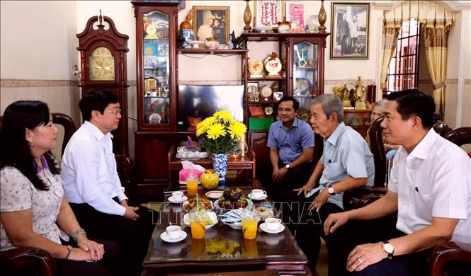 Bí thư Tỉnh ủy Tây Ninh Nguyễn Văn Quyết thăm Nguyên Bí thư Tỉnh ủy Long An Phạm Thanh Phong, xã Bến Lức, tỉnh Tây Ninh. Ảnh: Thanh Bình -TTXVN