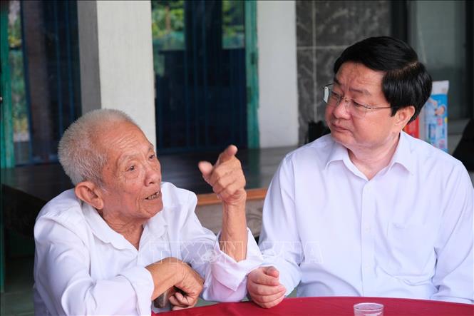 Bí thư Tỉnh ủy Tây Ninh Nguyễn Văn Quyết thăm thương binh Trần Văn Tại, xã Mỹ Hạnh, tỉnh Tây Ninh. Ảnh: Thanh Bình -TTXVN