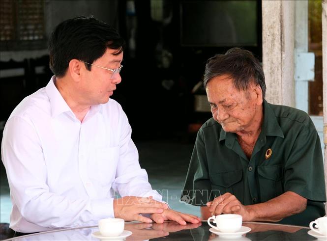 Bí thư Tỉnh ủy Tây Ninh Nguyễn Văn Quyết thăm thương binh Phan Văn Chín, xã Mỹ Hạnh, tỉnh Tây Ninh. Ảnh: Thanh Bình -TTXVN