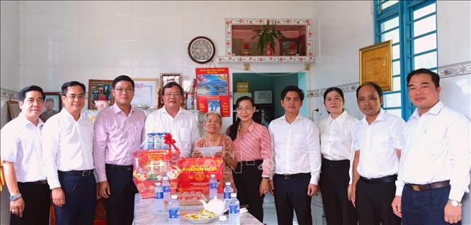 Chủ tịch UBND tỉnh Tây Ninh Lê Văn Hẳn thăm Mẹ Việt Nam anh hùng Phạm Thị Rợt, xã An Ninh, tỉnh Tây Ninh. Ảnh: Thanh Bình -TTXVN