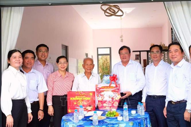 Chủ tịch UBND tỉnh Tây Ninh Lê Văn Hẳn thăm thương binh Võ Văn Qui, xã An Ninh, tỉnh Tây Ninh. Ảnh: Thanh Bình -TTXVN