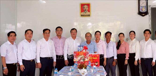 Chủ tịch UBND tỉnh Tây Ninh Lê Văn Hẳn thăm thương binh Nguyễn Văn Mưng, xã An Ninh, tỉnh Tây Ninh. Ảnh: Thanh Bình -TTXVN