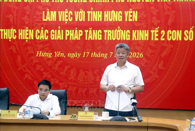 Chủ tịch UBND tỉnh Hưng Yên Nguyễn Mạnh Quyền phát biểu tại buổi làm việc. Ảnh: Đinh Văn Nhiều-TTXVN