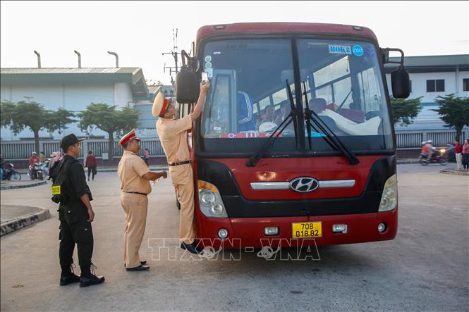 Cảnh sát giao thông Công an tỉnh Tây Ninh kiểm tra phương tiện vận tải hành khách đưa đón công nhân thông qua mã QR. Ảnh: Giang Phương – TTXVN