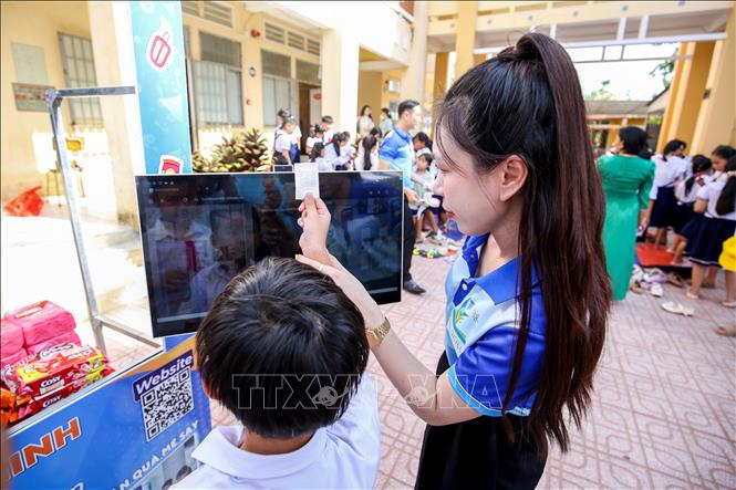 Ứng dụng trí tuệ nhân tạo (AI) trong các hoạt động dạy và học tại trường học đang từng bước nâng cao hiệu quả giáo dục và phát triển kỹ năng số cho học sinh. Ảnh: Giang Phương – TTXVN