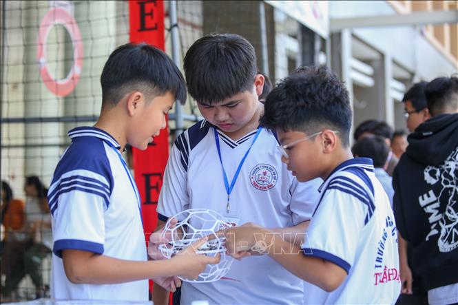 Học sinh thực hành ứng dụng trí tuệ nhân tạo (AI) trong môi trường học tập, từng bước hình thành năng lực số đáp ứng yêu cầu chuyển đổi số. Ảnh: Giang Phương – TTXVN