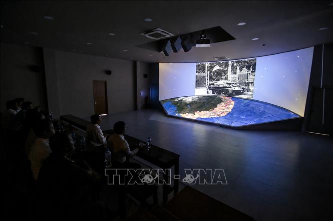 Du khách xem phim lịch sử bằng công nghệ trình chiếu 3D Mapping hiện đại tại Khu di tích lịch sử quốc gia đặc biệt Căn cứ Trung ương Cục miền Nam, góp phần nâng cao trải nghiệm và lan tỏa giá trị di sản. Ảnh: Giang Phương - TTXVN