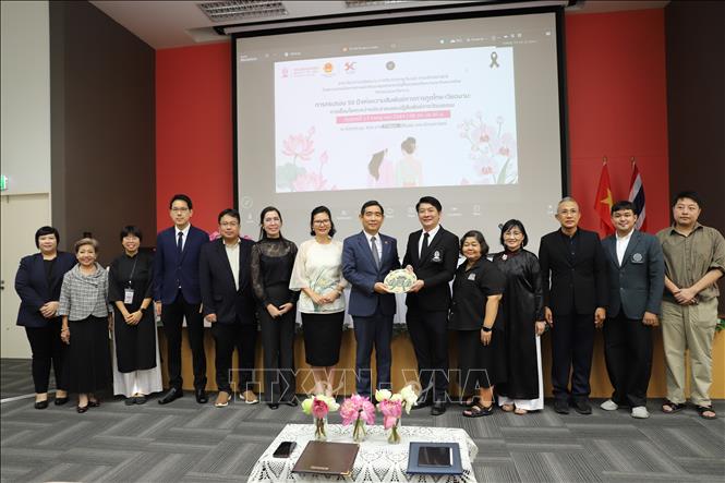 Đại sứ Phạm Việt Hùng chụp ảnh lưu niệm với đại diện nhà trường và các diễn giả, khách mời tại hội thảo. Ảnh: Đỗ Sinh – P/v TTXVN tại Thái Lan

