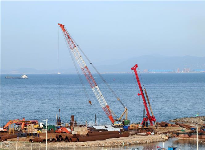 Tập đoàn Trungnam triển khai thi công bến cảng 1B - Cảng biển tổng hợp tại xã Cà Ná, tỉnh Khánh Hòa. Ảnh: Công Thử - TTXVN