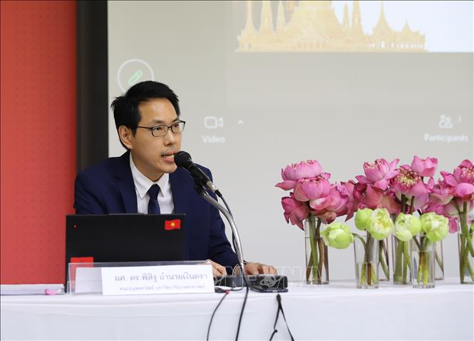 Trợ lý Giáo sư, TS Pisit Amnuaygerntra, Khoa Nhân văn, Đại học Kasetsart, trình bày tham luận “Xu hướng và định hướng phát triển kinh tế - xã hội của Việt Nam”. Ảnh: Đỗ Sinh – P/v TTXVN tại Thái Lan

