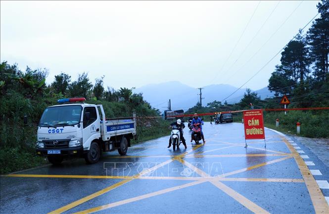 Lực lượng Công an tỉnh Lai Châu căng dây cấm đường nhằm đảm bảo an toàn cho người dân. Ảnh: Quý Trung - TTXVN