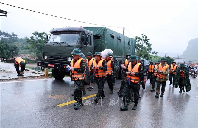 Lực lượng Quân đôi tiếp tục huy động lực lượng cán bộ chiến sĩ tăng cường hỗ trợ người dân khắc phục mưa lũ. Ảnh: Quý Trung - TTXVN