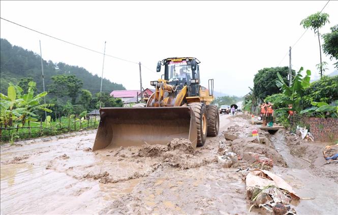 Các lực lượng nỗ lực khắc phục hậu quả mưa lũ tại xã Mường Than. Ảnh: Quý Trung - TTXVN