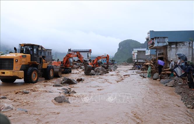 Các lực lượng nỗ lực khắc phục hậu quả mưa lũ tại xã Mường Than. Ảnh: Quý Trung - TTXVN