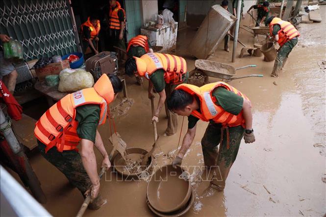 Lực lượng Công an tỉnh Lai Châu hỗ trợ người dân khắc phục. Ảnh: Quý Trung - TTXVN