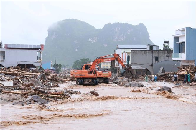 Các lực lượng nỗ lực khắc phục hậu quả mưa lũ tại xã Mường Than. Ảnh: Quý Trung - TTXVN