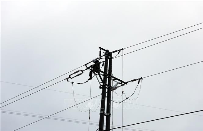 Công nhân Công ty Điện lực Lai Châu khắc phục hệ thống lưới điện. Ảnh: Quý Trung - TTXVN