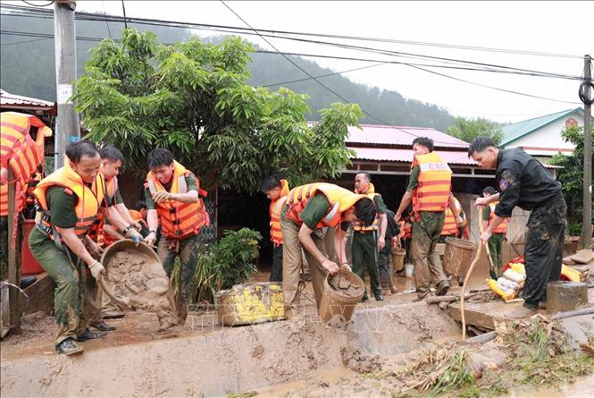 Lực lượng Công an tỉnh Lai Châu hỗ trợ người dân khắc phục. Ảnh: Quý Trung - TTXVN