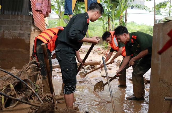 Lực lượng Công an tỉnh Lai Châu hỗ trợ người dân khắc phục. Ảnh: Quý Trung - TTXVN