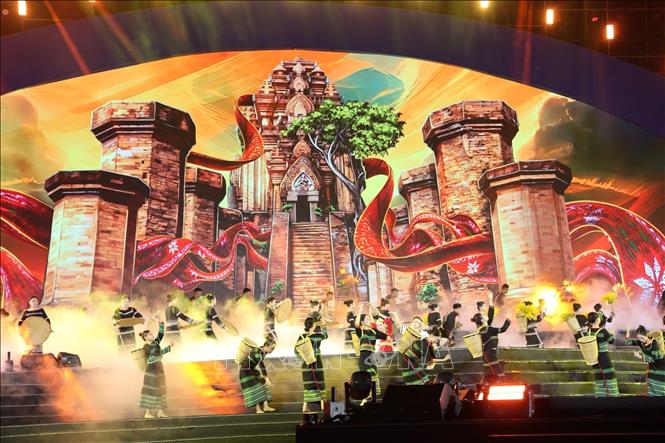 Toàn cảnh sân khấu khai mạc Festival Biển Khánh Hòa 2026 tại Quảng trường 2 Tháng 4. Ảnh: Đặng Tuấn - TTXVN