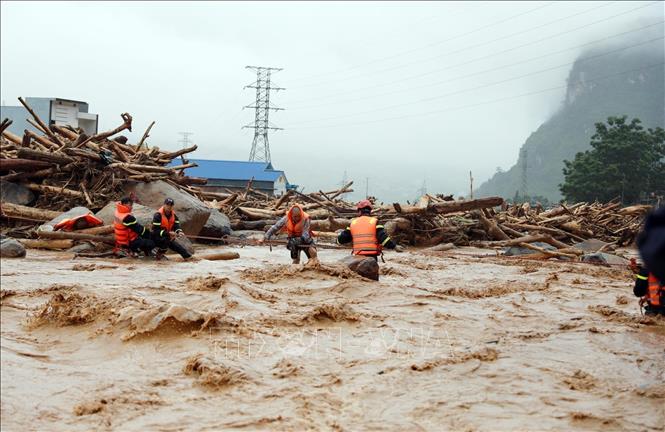 The province's police force rescues local people isolated by the floods. VNA Photo: Quý Trung 