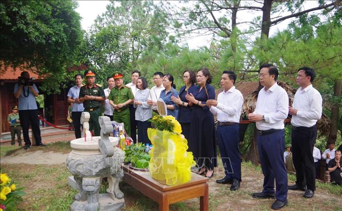 Thượng tướng Nguyễn Doãn Anh, Phó Chủ tịch Quốc hội cùng đoàn công tác dâng hoa, dâng hương viếng mộ Đại tướng Võ Nguyên Giáp. Ảnh: TTXVN phát