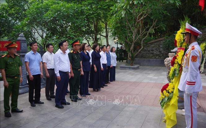 Đoàn dâng hương tại Khu di tích Hang tám Thanh niên xung phong. Ảnh: TTXVN phát