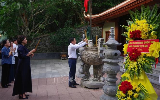 Đoàn dâng hương tại Khu di tích Hang tám Thanh niên xung phong. Ảnh: TTXVN phát