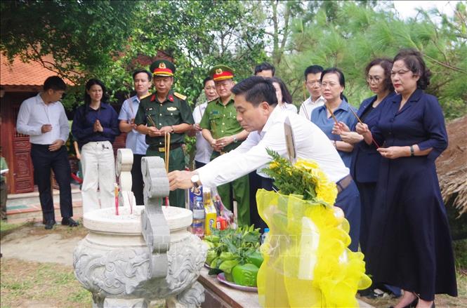 Thượng tướng Nguyễn Doãn Anh, Phó Chủ tịch Quốc hội cùng đoàn công tác dâng hoa, dâng hương viếng mộ Đại tướng Võ Nguyên Giáp. Ảnh: TTXVN phát