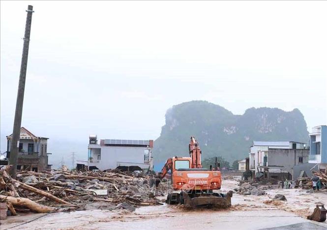 Máy móc phương tiện được huy động khắc phục hậu quả trận lũ quét. Ảnh: Quý Trung – TTXVN