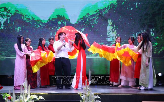 Tiết mục văn nghệ tham gia dự thi chương trình Giao lưu tiếng Việt của các thanh niên, sinh viên kiều bào. Ảnh: Văn Dũng - TTXVN